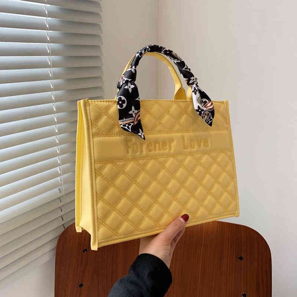 

2022 factory wholesale new female korean fashion silk scarf lingge portable tote bag