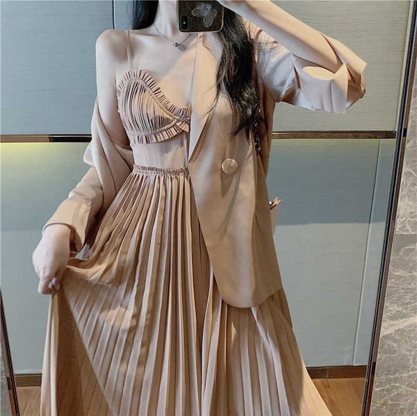 

[batino] two piece suit with of foreign style champagne powder and pleated suspender skirt in spring 2021, Black;gray