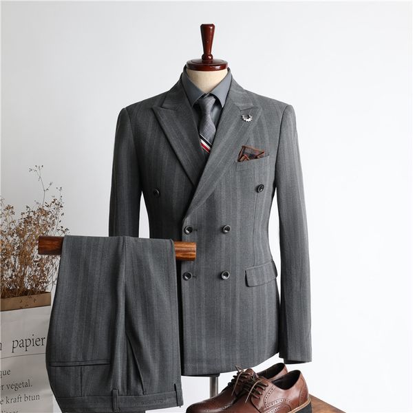 Abiti da uomo Blazer Grigio a righe per uomo Nuovo designer Risvolto con risvolto Smoking dello sposo Cappotti Pantaloni Doppio petto Groomsman da sposa Completo da uomo Jacketpa