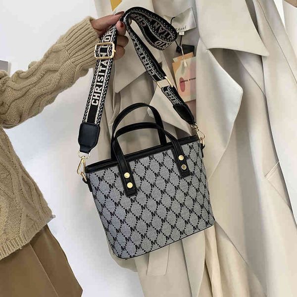 

2022 factory wholesale large capacity women's popular th year. fashion portable bucket bag is versatile. ins single shoulder messenger