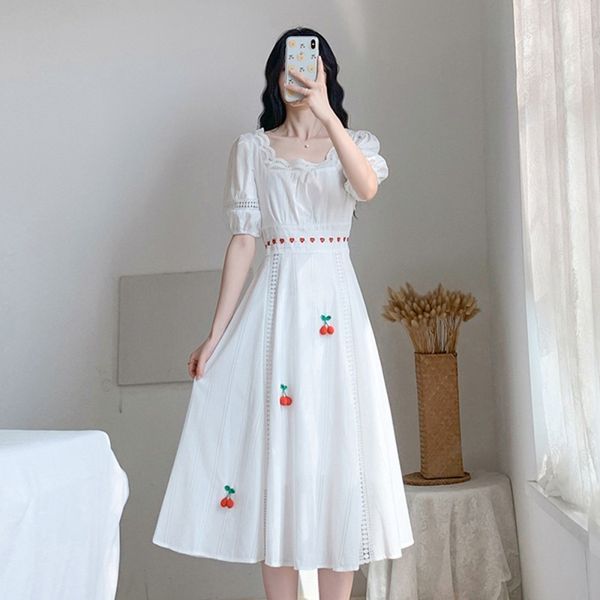 Vintage verão cereja bordado vestido branco mulheres manga soprar oco out quadrado colarinho midi vestido elegante vestido de renda 210514