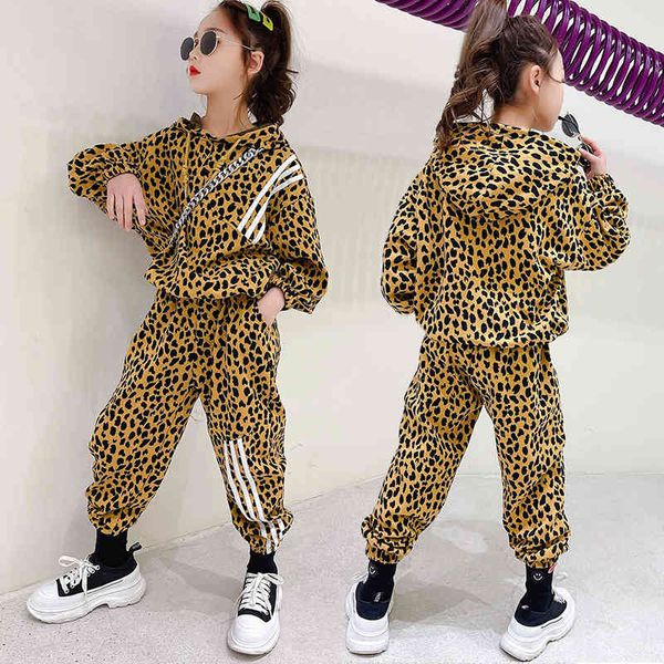 Racconti di leopardo per ragazze nuove di primavera ambientati nella versione coreana per bambini grandi di Yang.com Abbigliamento per bambini in due pezzi con cappuccio sportivo rosso