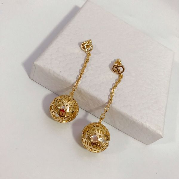 

2021 new designer family hollow earring girl, Golden