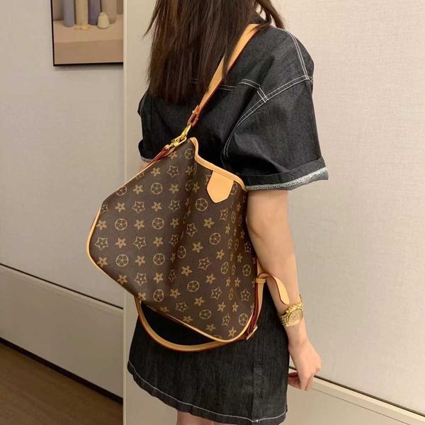

2021 early autumn new old flower bag large capacity fashion versatile commuter advanced single shoulder messenger bag female
