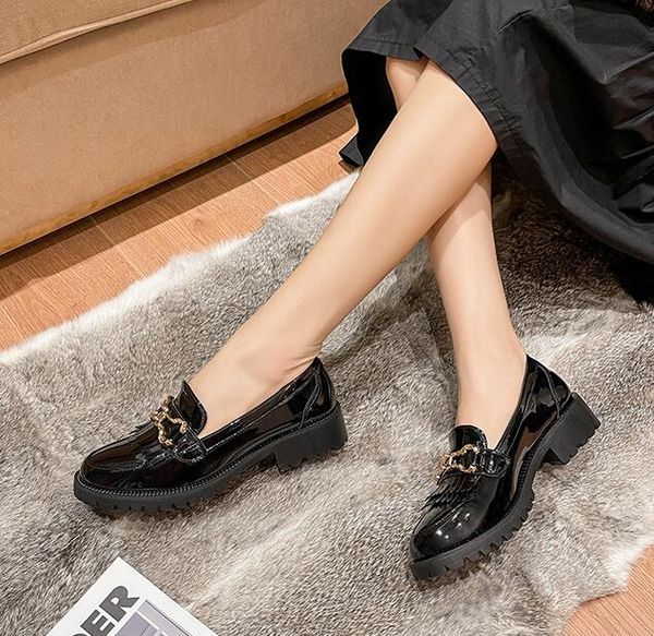 

female british style spring and autumn fashion retro lacquer leather thick heel pedal, Black
