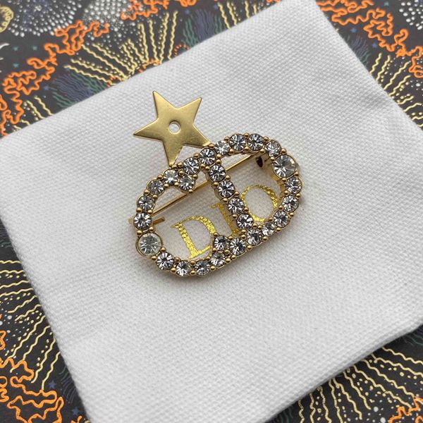 

design jewelry family new letter diamond inlaid pearl trend femininity light luxury high version brooch, Gray