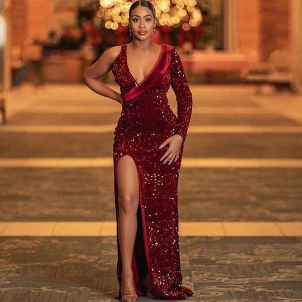 Abiti da sera scintillanti bordeaux 2022 Profondo scollo a V Una manica lunga Spacco laterale con paillettes Abito da ballo a sirena Plus Size Vestidos de Noite Africano