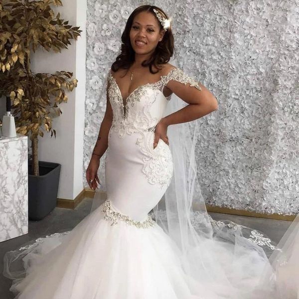 Plus Size Abiti da sposa a sirena Abiti da sposa sexy con spalle scoperte Appliques di pizzo Perline Corte dei treni Chic Abiti africani senza schienale Abiti da sposa