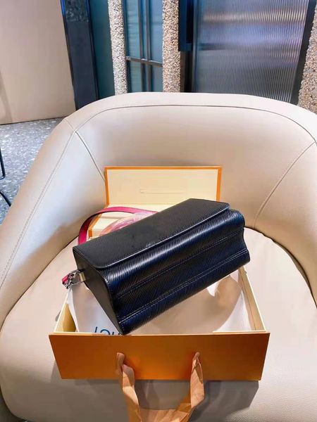

2021 the most popular black leather handbag and crossbody wallet in this year