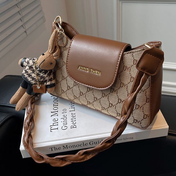 

80% store online sales high sense women's ins minority autumn and winter messenger single shoulder armpit bag, Black;red