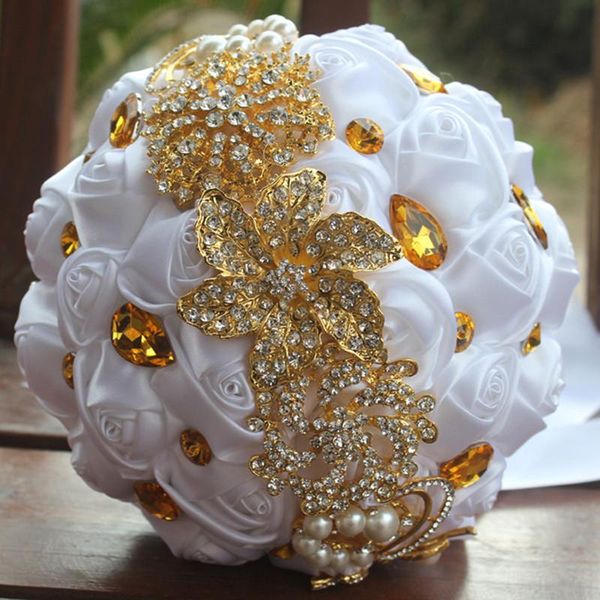 Dekorative Blumen Kränze Goldene Brosche Blumensträuße Weiße Rose Künstlicher Brautstrauß Goldkristallband Ehe Tropfen W227-1