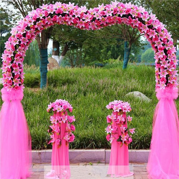 Decorazione di nozze a forma di cuore Anniversario Layout del sito Scaffale ad arco Set di fiori di giglio artificiale rosa per oggetti di scena fai-da-te per feste