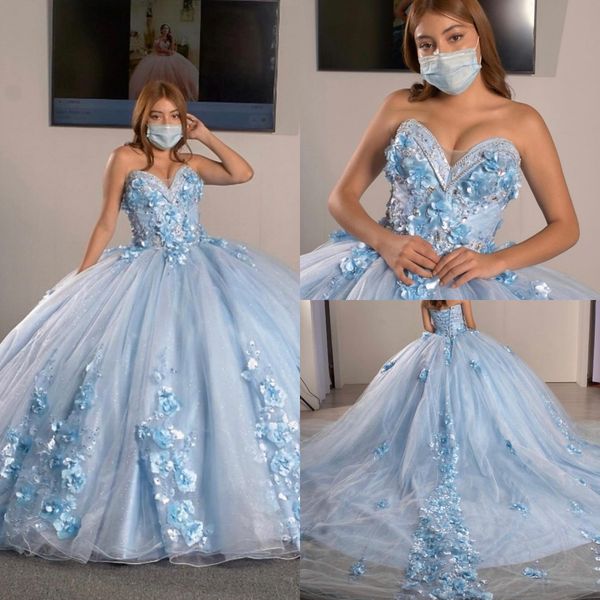 Hellblaue 3D-Blumen-Vestidos de Quinceanera-Kleider 2023, Abschlussball-Ballkleid, trägerlos, Blumenapplikation, Pealrs, süßes 16-Mädchen-Glitzer, langer Zug