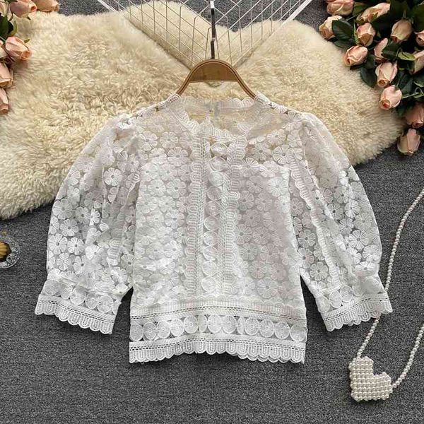 

retro heavy industry embroidered flower-shaped scheming hollow slim short western style puff sleeve lace shirt 210709, White