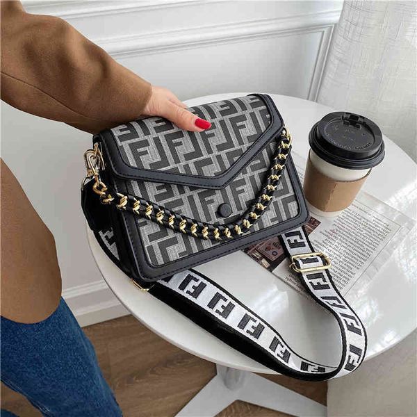 

2022 latest luggage factory wholesale women's spring and winter popular korean style one shoulder small square broadband messenger bag