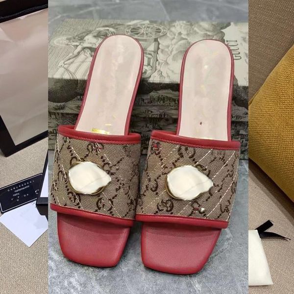 2021Summer beach fashion donna pigra pantofole con tacco basso in pelle lettera cartone animato metallo tela grande 35-42