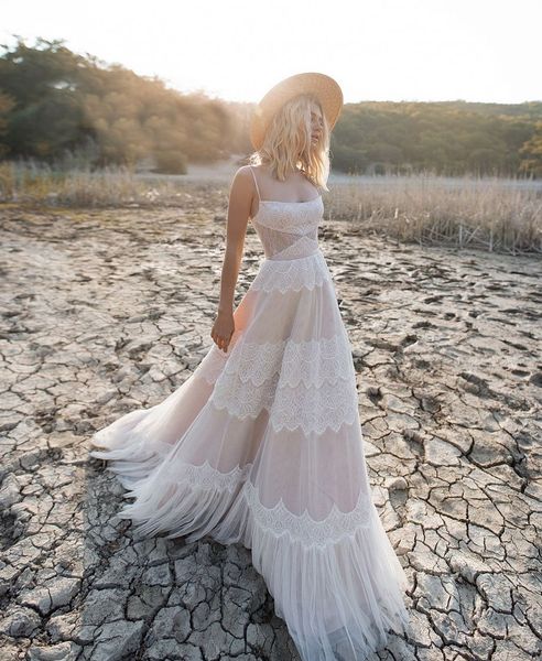 Spaghetti-Träger, A-Linie, Hochzeitskleid in Nude/Champagner, mit Schnürung, seitlichem Cut-Out am Rücken und Gürtel