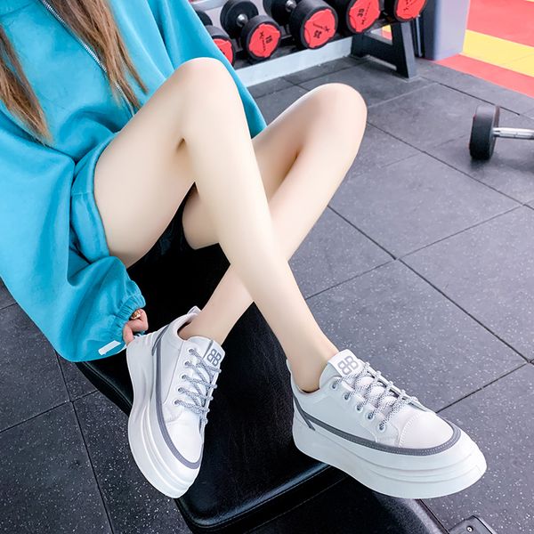 

2021 designer women running shoes black grey reflective fashion womens trainers sports sneakers size 35-40 qn, White;red