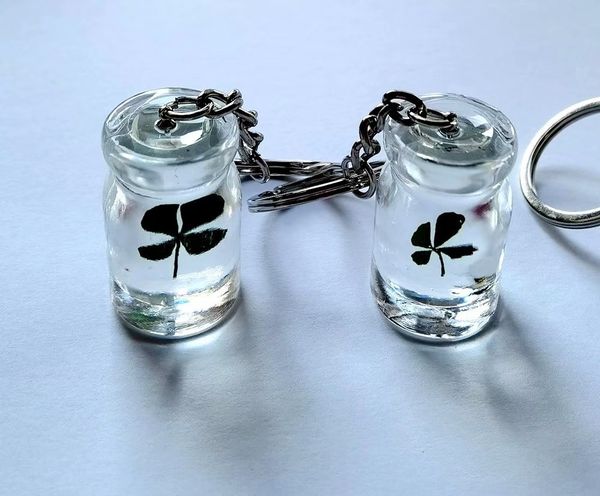 

12 pcs drifting bottle style keychain real four leaf clover specimen, Slivery;golden