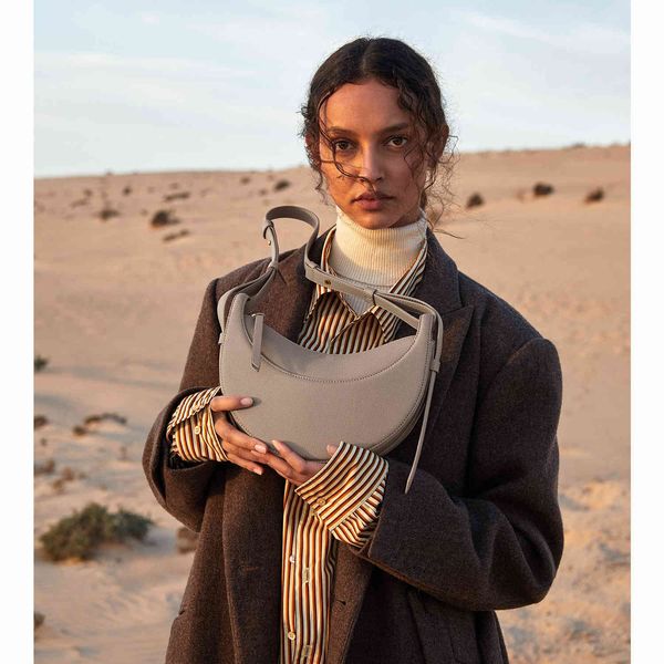 

french niche no.10 semi round bag, Black;red