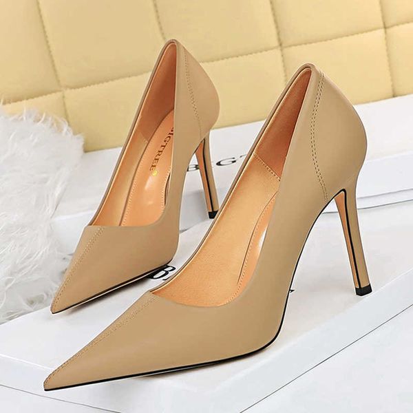 

famous brand 2022 woman 9.5cm high heels nude retro pumps lady stiletto wedding bridal scarpins party sewing office women shoes designer cla, Black