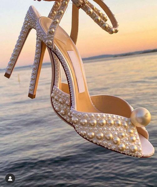 Verão Luxuosa Marca Sacora Sandálias Sapatos Branco Pérolas De Couro Casamento Nupcial Mulheres Estranhas Gladiador Sandalias Requintado Noite Bombas