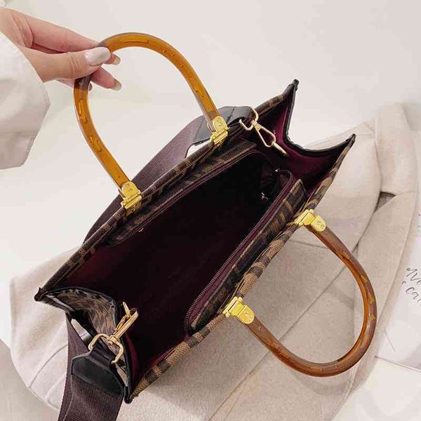 

2022 factory wholesale new model women's large capacity one shoulder printed bag, Black;red