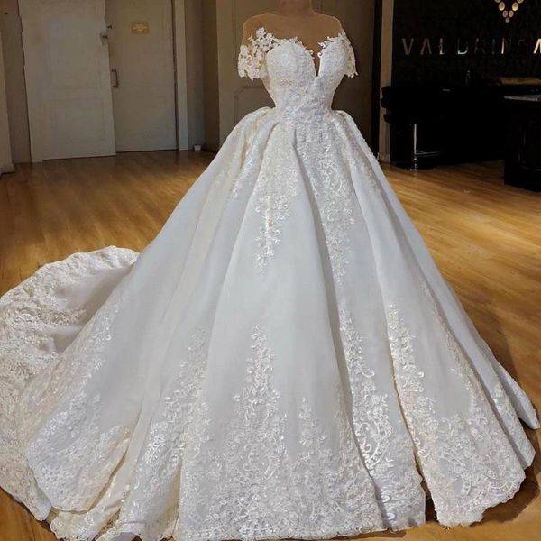 Abiti da sposa arabi di lusso a maniche corte in pizzo con scollo a barchetta e illusione collo in tulle con applicazioni di abiti da sposa increspati Vestido de noiva princesa