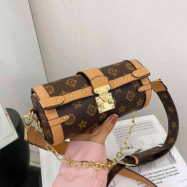 

2022 factory outlet bucket single shoulder messenger bag color matching fashion armpit mobile phone chain cylindrical bag 6jrx