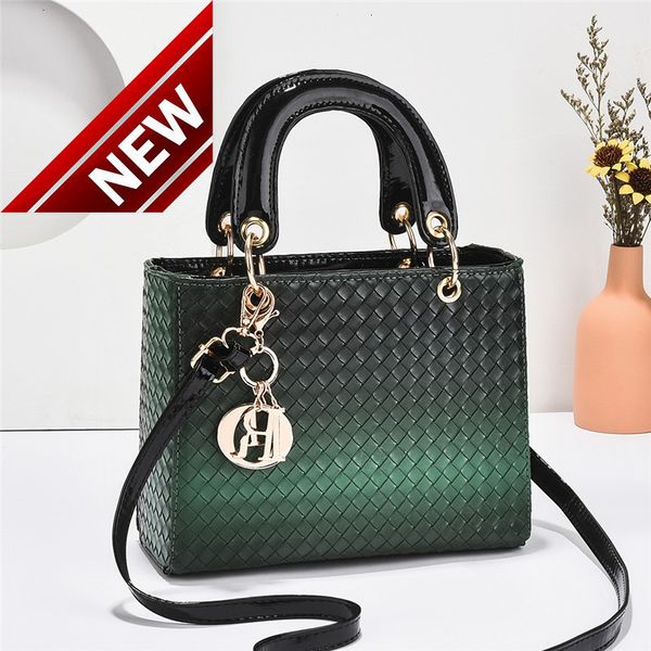 

2022 new fashion bag woven women's hand-held single shoulder messenger