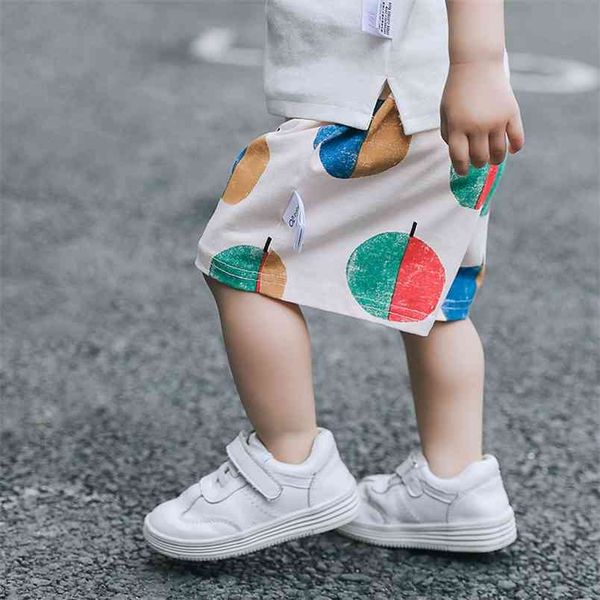 Pantaloni e T-shirt per neonati per bambini Pantaloncini stile marchio estivo per bambini Modello causale sciolto a mela 210619
