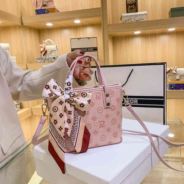 

2022 factory wholesale handbag embossed portable one shoulder bag feminine commuter bucket bag