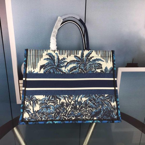 

designer handbag luxury shopping bags canvas materials printed patterns decorate the classic style of ladies designerbag