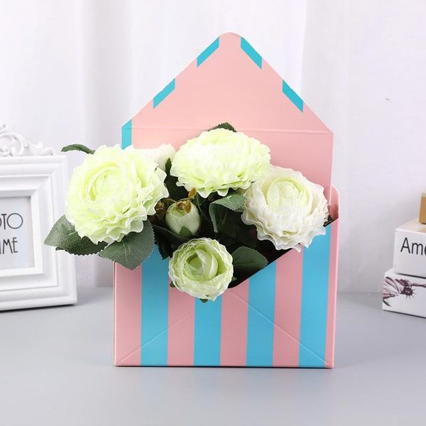 

envelope flower packaging box bouquet gift hand holds folding floral paper romantic holder decor wrap