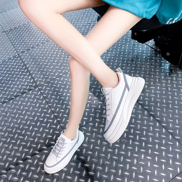 

2021 designer women running shoes black grey reflective fashion womens trainers sports sneakers size 35-40 wy, White;red