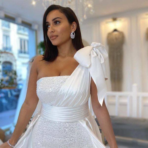 Arabisch Dubai Meerjungfrau Weißes Hochzeitskleid Ein Schulter formelle Brautkleider mit Bogensatin und Peindrandrobe de Marie
