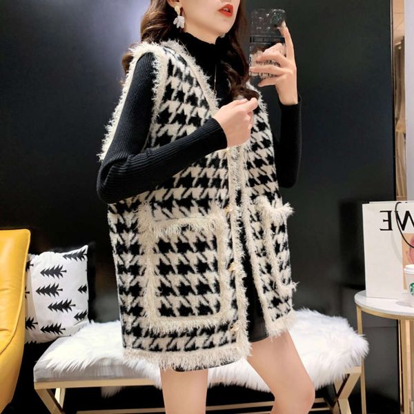 

qianniao grid velvet thickened knitted vest women's loose medium long pocket style coat, White