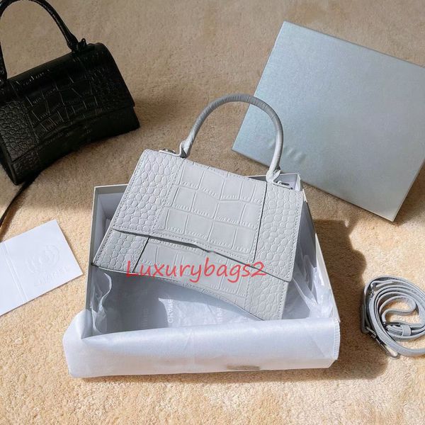 

luxurys designers large tote bags handbags crossbody bag chic modelling suitable for dinner party