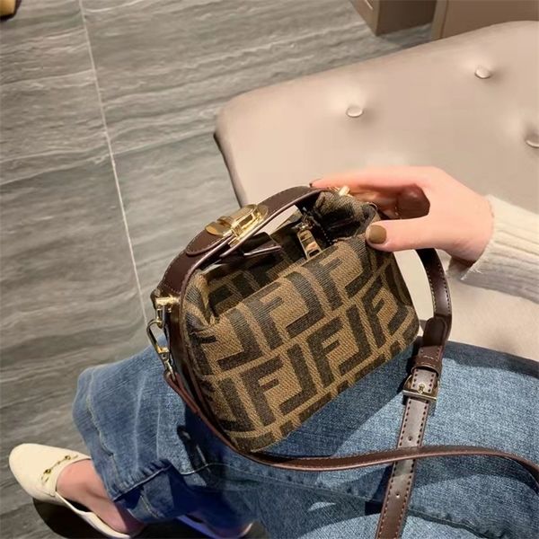 

76% off bag new lunch box leather women's old flower vintag light luxury net red hand messenger bag
