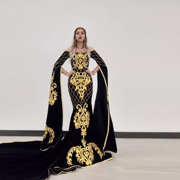 Vestidos de noite de sereia de veludo preto com trens ouro applique fora do ombro sauditas árabe muçulmano vestido de baile feito sob encomenda feitos