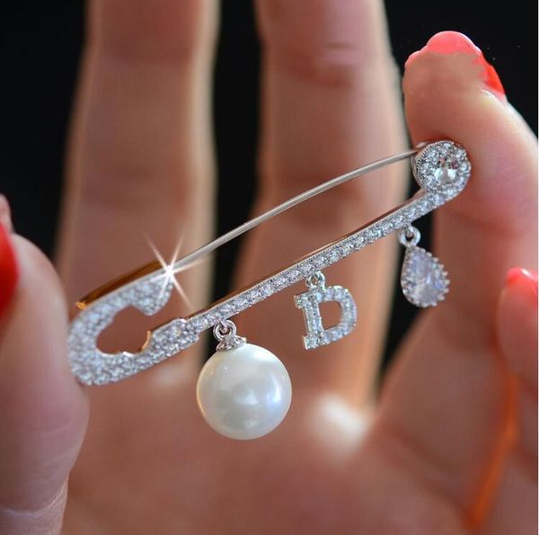 

2021 ale small fragrance pearl pendant pin brooch female stars digital five-breasted four-leaf clover shawl buckle d letter wild s890, Gray