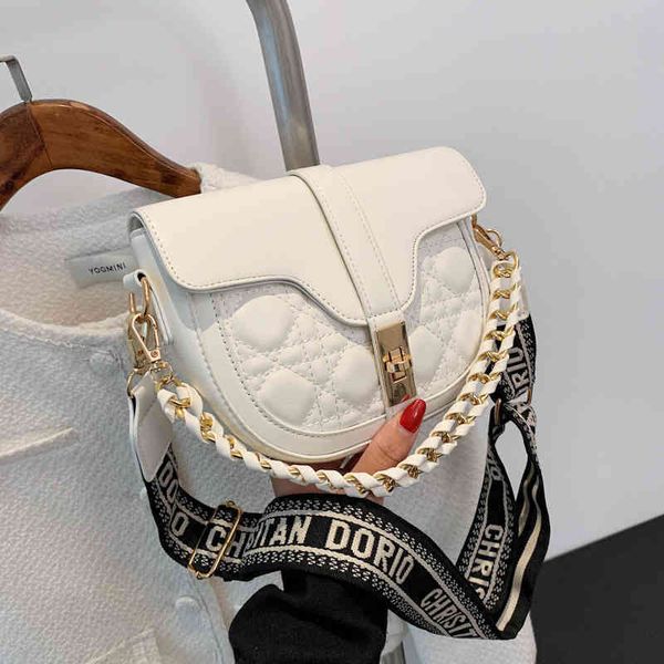 

2022 latest luggage factory wholesale small female autumn saddle leisure simple women's woven chain diagonal cross bag
