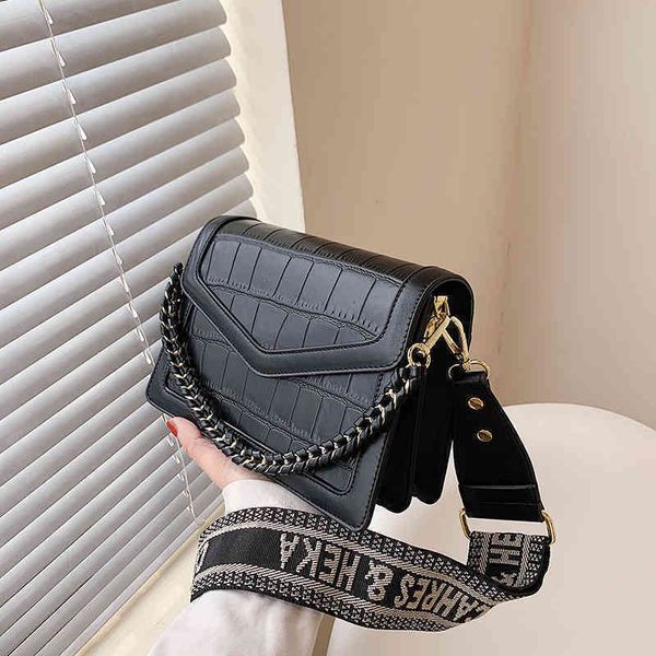 

2022 factory outlet net red chain fashion messenger women's simple ins foreign style contrast color small square bag zdok