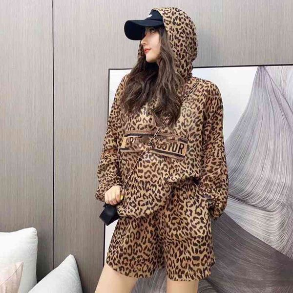 

2022 factory wholesale new printed leopard print sweater shorts two piece set tide letter set women, Gray