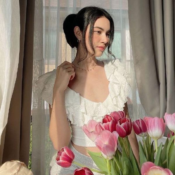 

women's blouses & shirts kpop iu seo yea ji french v-neck short ruffled women summer white off-shoulder lace short-sleeved small shirt