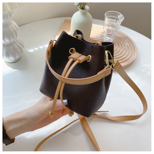

designer bags women's 2021 new fashion one shoulder messenger fashion water ripple bag women's large capacity commuting bucket bag