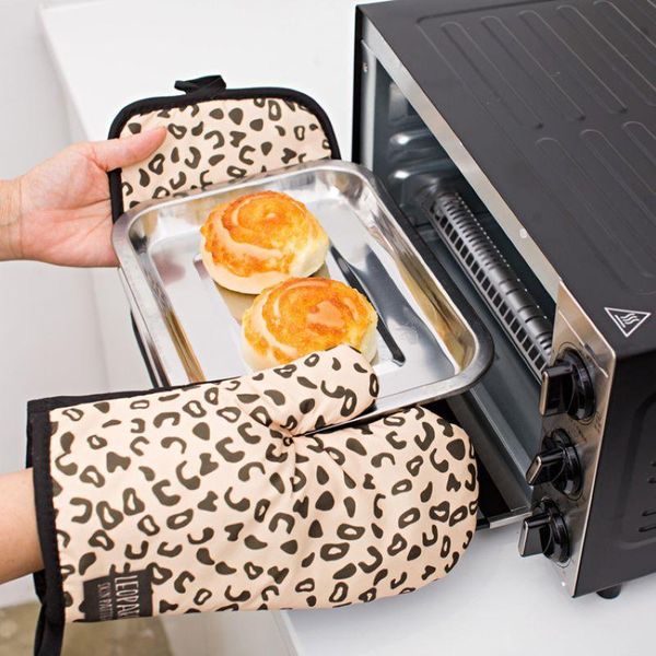 

household microwave oven anti-scald thermal insulation gloves leopard print thickened high temperature baking tools mitts