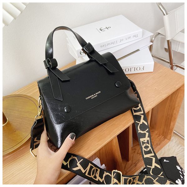 

2021 spring and summer handbag korean fashion single shoulder versatile broadband women's messenger bag trend