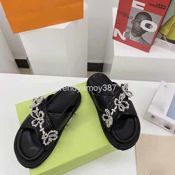 

slippers style muffin with thick soles, wearing sandals outside the feet, leisure and comfortable, flowers, open toe beach, Black