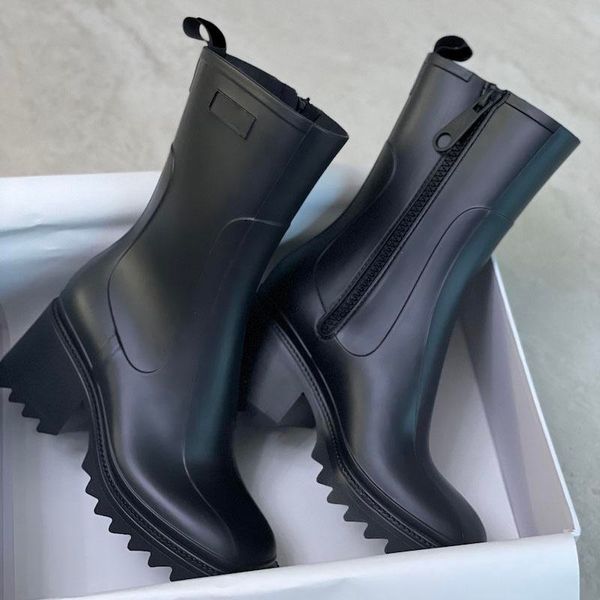 2021 Stivali da donna Betty Stivali con plateau in gomma PVC Stivali da pioggia alti al ginocchio Stivali da pioggia neri impermeabili Scarpe Welly hloe Scarpe da pioggia per esterni Tacchi alti